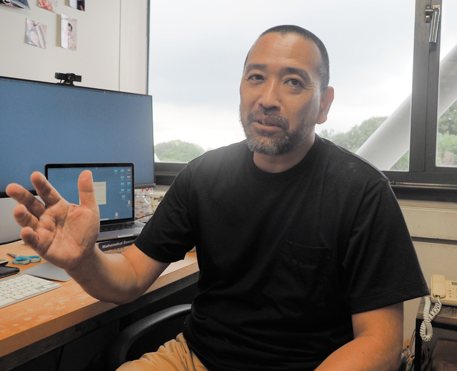 インタビューに応じる海部健三・中央大学教授=2022年7月13日、東京都八王子市の中央大学、前川浩之撮影